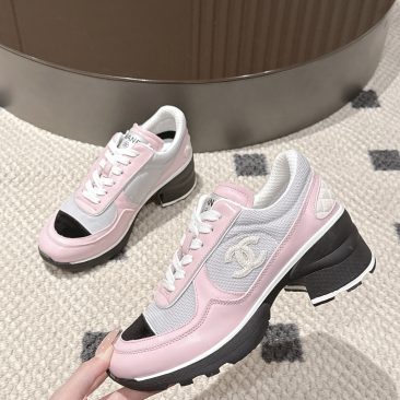 Giày sneaker cao gót Chanel 2025 màu hồng đen logo nổi bật phong cách sang trọng