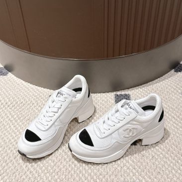 Giày sneaker cao gót Chanel 2025 màu trắng logo nổi bật phong cách sang trọng