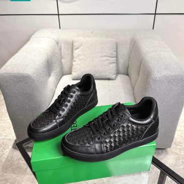 Giày thể thao Bottega Veneta cao cấp màu đen họa tiết đan da thủ công đặc trưng và phong cách sang trọng