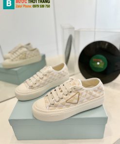 Giày thể thao Prada màu be họa tiết tam giác đan xen bắt mắt đế trắng cao 3cm