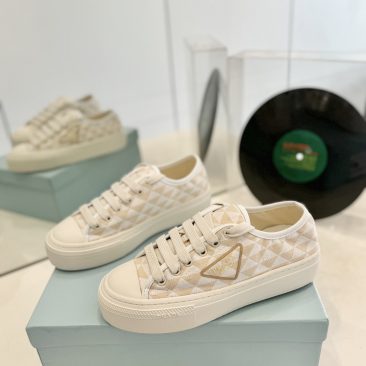 Giày thể thao Prada màu be họa tiết tam giác đan xen bắt mắt đế trắng cao 3cm