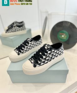 Giày thể thao Prada màu đen trắng họa tiết tam giác đan xen bắt mắt đế trắng cao 3cm