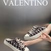Giày thể thao Valentino màu nâu nhạt hở gót, chất da canvas thêu logo Totaloop thiết kế năng động