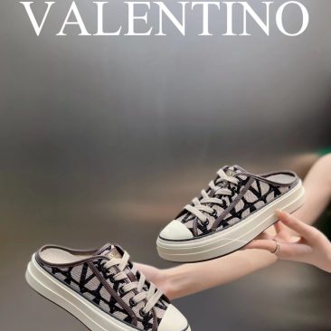 Giày thể thao Valentino màu nâu nhạt hở gót, chất da canvas thêu logo Totaloop thiết kế năng động