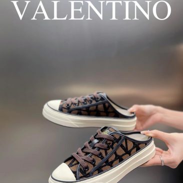 Giày thể thao Valentino màu đỏ hở gót, chất da canvas thêu logo Totaloop thiết kế năng động