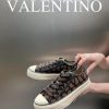 Giày thể thao Valentino màu nâu đậm, chất da canvas thêu logo Totaloop rất đẹp đế trắng cao 3,5cm