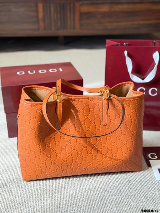 Túi xách nữ Gucci GG Emblem Tote cỡ lớn thoải mái đựng đồ