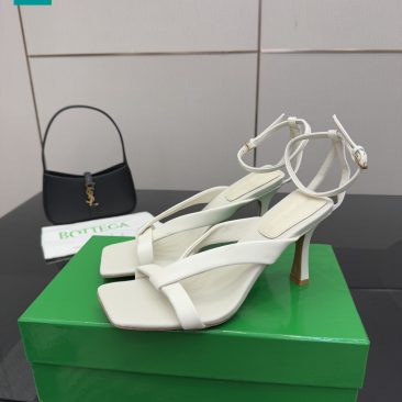 Sandal cao gót BotteBottega Venetaga Veneta màu trắng