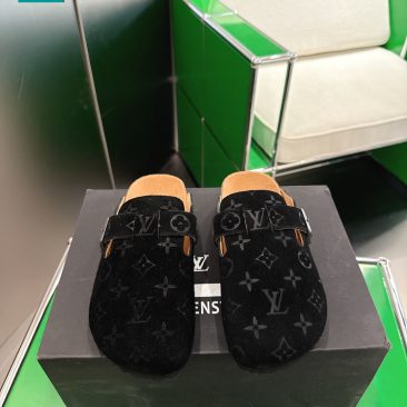 Sục LV màu đen họa tiết monogram nổi bật chất da lộn thiết kế sang trọng ấm áp