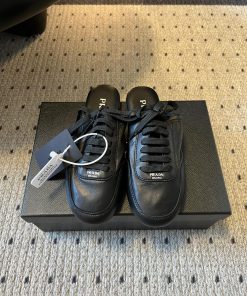Sục PRADA màu đen dáng thể thao chất da bò mềm mịn ấm áp