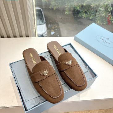 Sục PRADA màu nâu đậm cao cấp được thiết kế mang phong cách retro thời thượng sang trọng