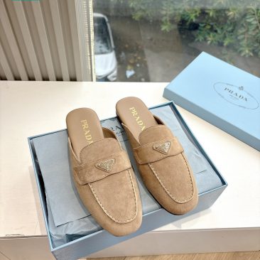 Sục PRADA màu nâu be cao cấp được thiết kế mang phong cách retro thời thượng sang trọng