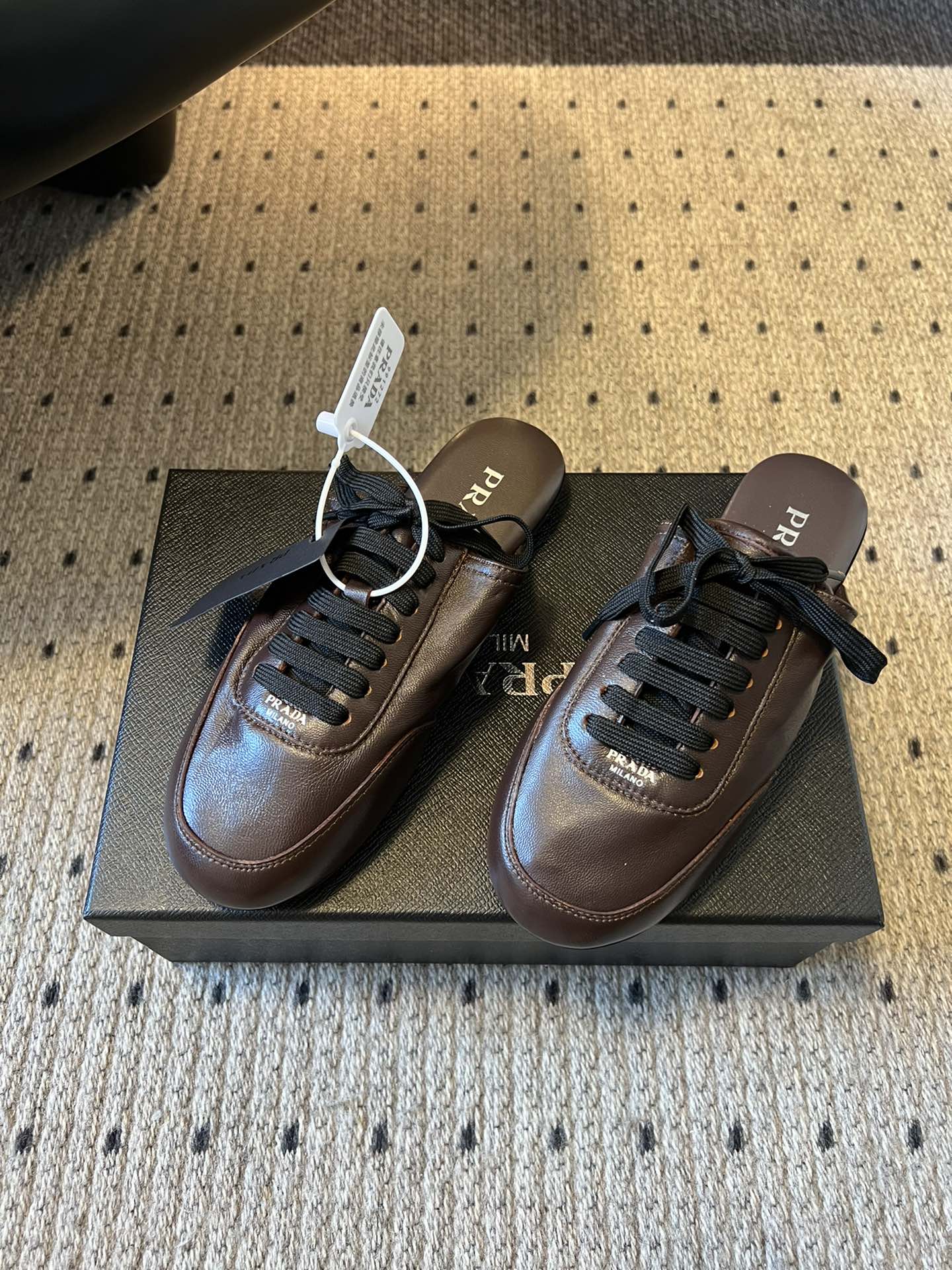Sục PRADA màu nâu socola dáng thể thao chất da bò mềm mịn ấm áp