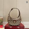 Gucci Marmont Bán Nguyệt – Biểu tượng mới của sự thanh lịch! Nàng yêu phong cách tối giản mà vẫn cuốn hút? Mẫu GG Marmont Half Moon Bag chính là “it bag” mà bạn đang tìm! Chất liệu da cao cấp mềm mịn, sang trọng từng chi tiết Hai gam màu đen & trắng – dễ phối, chuẩn classic! Dây da điều chỉnh linh hoạt + dây xích vàng nổi bật, biến hóa từ túi kẹp nách đến đeo chéo siêu tiện Thiết kế khóa kéo an toàn, vừa vặn cho điện thoại lớn Nhỏ xinh, tinh tế – tỏa sáng cùng mọi outfit! Size: 20 x 12 cm