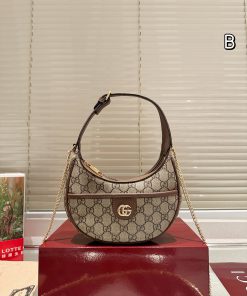 Gucci Marmont Bán Nguyệt – Biểu tượng mới của sự thanh lịch! Nàng yêu phong cách tối giản mà vẫn cuốn hút? Mẫu GG Marmont Half Moon Bag chính là “it bag” mà bạn đang tìm! Chất liệu da cao cấp mềm mịn, sang trọng từng chi tiết Hai gam màu đen & trắng – dễ phối, chuẩn classic! Dây da điều chỉnh linh hoạt + dây xích vàng nổi bật, biến hóa từ túi kẹp nách đến đeo chéo siêu tiện Thiết kế khóa kéo an toàn, vừa vặn cho điện thoại lớn Nhỏ xinh, tinh tế – tỏa sáng cùng mọi outfit! Size: 20 x 12 cm