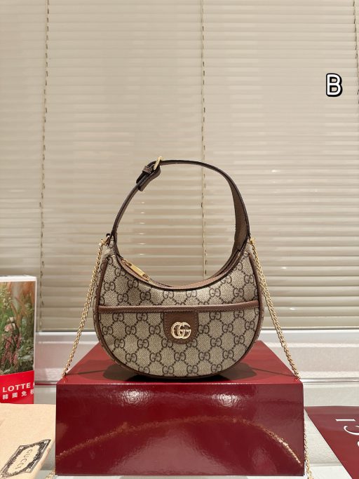 Gucci Marmont Bán Nguyệt – Biểu tượng mới của sự thanh lịch! Nàng yêu phong cách tối giản mà vẫn cuốn hút? Mẫu GG Marmont Half Moon Bag chính là “it bag” mà bạn đang tìm! Chất liệu da cao cấp mềm mịn, sang trọng từng chi tiết Hai gam màu đen & trắng – dễ phối, chuẩn classic! Dây da điều chỉnh linh hoạt + dây xích vàng nổi bật, biến hóa từ túi kẹp nách đến đeo chéo siêu tiện Thiết kế khóa kéo an toàn, vừa vặn cho điện thoại lớn Nhỏ xinh, tinh tế – tỏa sáng cùng mọi outfit! Size: 20 x 12 cm
