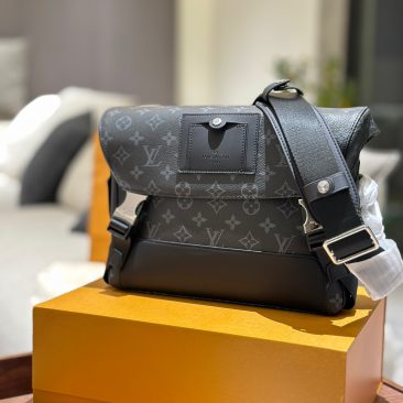 Túi đeo chéo nam LV Messenger Voyager - Biểu tượng phong cách phái mạnh hiện đại