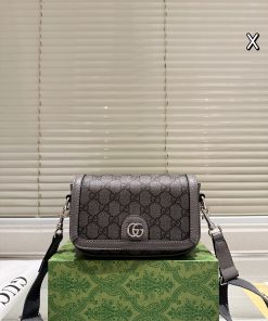 Biểu tượng của phong cách cổ điển pha hiện đại, dòng GG Ophidia tiếp tục chinh phục giới mộ điệu với thiết kế gọn nhẹ, thanh lịch và cực kỳ dễ phối đồ. Dù là outfit công sở hay phong cách dạo phố, chiếc túi nhỏ xinh này vẫn luôn là điểm nhấn thời trang hoàn hảo. Kích thước lý tưởng: 19 × 12 cm – nhỏ gọn nhưng đủ đựng mọi vật dụng cần thiết Thiết kế linh hoạt: đeo chéo, đeo vai đều chuẩn gu Dấu ấn đặc trưng: họa tiết GG Supreme + dải ruy băng đỏ – xanh biểu tượng của Gucci Chất liệu cao cấp: sang trọng, nhẹ và bền đẹp theo thời gian Gucci GG Ophidia – Chiếc túi nhỏ mang đậm dấu ấn phong cách và đẳng cấp riêng của bạn