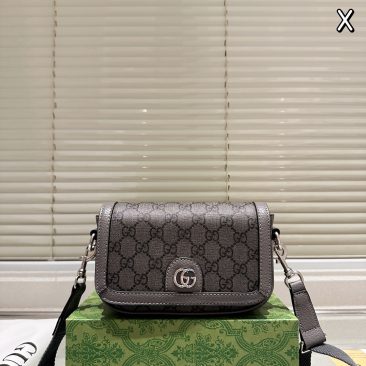 Biểu tượng của phong cách cổ điển pha hiện đại, dòng GG Ophidia tiếp tục chinh phục giới mộ điệu với thiết kế gọn nhẹ, thanh lịch và cực kỳ dễ phối đồ. Dù là outfit công sở hay phong cách dạo phố, chiếc túi nhỏ xinh này vẫn luôn là điểm nhấn thời trang hoàn hảo. Kích thước lý tưởng: 19 × 12 cm – nhỏ gọn nhưng đủ đựng mọi vật dụng cần thiết Thiết kế linh hoạt: đeo chéo, đeo vai đều chuẩn gu Dấu ấn đặc trưng: họa tiết GG Supreme + dải ruy băng đỏ – xanh biểu tượng của Gucci Chất liệu cao cấp: sang trọng, nhẹ và bền đẹp theo thời gian Gucci GG Ophidia – Chiếc túi nhỏ mang đậm dấu ấn phong cách và đẳng cấp riêng của bạn