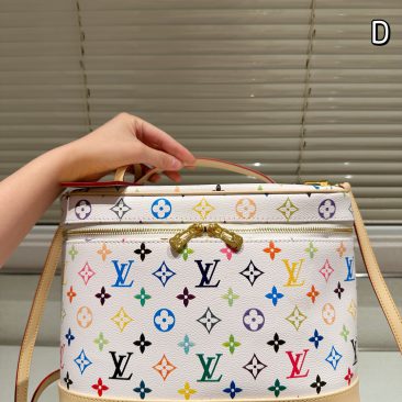 Cốp LV màu trắng size 30x21 cm họa tiết monogram nổi bật có dây đeo chéo