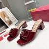Dép cao gót VALENTINO màu đỏ đô đế vuông chắc chắn cao 6cm logo nổi bật
