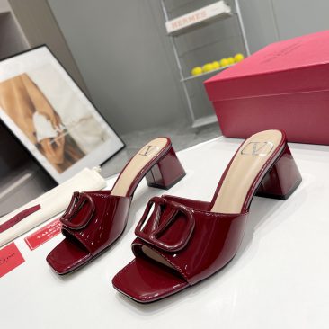 Dép cao gót VALENTINO màu đỏ đô đế vuông chắc chắn cao 6cm logo nổi bật