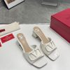 Dép cao gót VALENTINO màu trắng đế vuông chắc chắn cao 6cm logo nổi bật