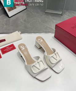 Dép cao gót VALENTINO màu trắng đế vuông chắc chắn cao 6cm logo nổi bật
