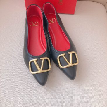 Giày búp bê VALENTINO màu đen đế đỏ làm từ da cừu mềm dẻo logo vàng sáng nổi bật