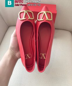 Giày búp bê VALENTINO màu đỏ làm từ da cừu mềm dẻo logo vàng sáng nổi bật