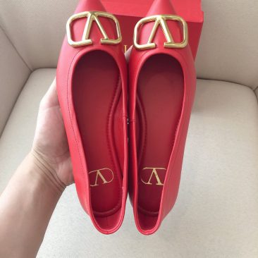 Giày búp bê VALENTINO màu đỏ làm từ da cừu mềm dẻo logo vàng sáng nổi bật