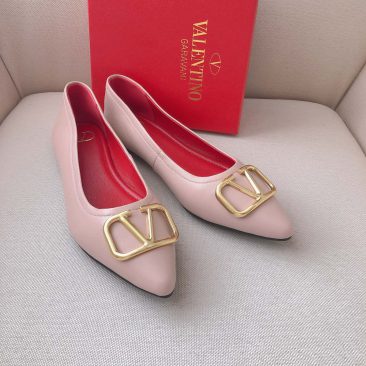 Giày búp bê VALENTINO màu nude hồng đế đỏ làm từ da cừu mềm dẻo logo vàng sáng nổi bật