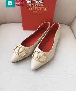 Giày búp bê VALENTINO màu nude đế đỏ làm từ da cừu mềm dẻo logo vàng sáng nổi bật