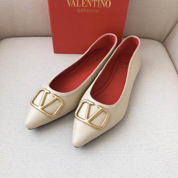 Giày búp bê VALENTINO màu nude đế đỏ làm từ da cừu mềm dẻo logo vàng sáng nổi bật