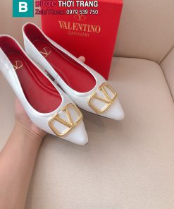 Giày búp bê VALENTINO màu trắng đế đỏ làm từ da cừu mềm dẻo logo vàng sáng nổi bật