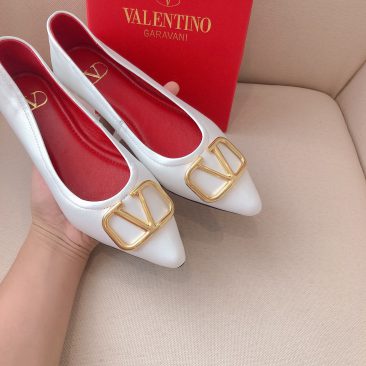 Giày búp bê VALENTINO màu trắng đế đỏ làm từ da cừu mềm dẻo logo vàng sáng nổi bật