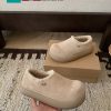 Giày lông cừu UGG màu be mềm mại thiết kế hình củ khoai tây đặc sắc