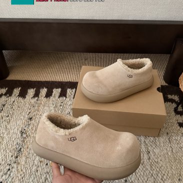 Giày lông cừu UGG màu be mềm mại thiết kế hình củ khoai tây đặc sắc