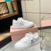 Giày thể thao MIU*MIU màu trắng phong cách cọ xước thiết kế đường kẻ đơn giản nhưng tinh tế cực đẹp