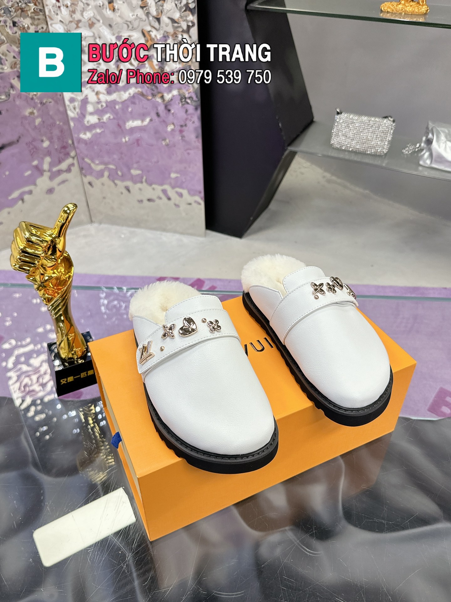 Sục LV màu trắng đế bệt lót lông ấm áp đế cao su đúc nguyên khối bền bỉ