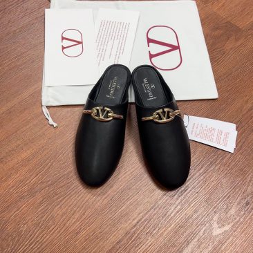 Sục VALENTINO cao cấp màu đen da bò mềm mại phong cách basic