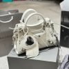 Balenciaga Mini City – Phiên bản đen bạc cá tính, da bò cao cấp P290 Balenciaga Mini City là biểu tượng của phong cách thành thị hiện đại, kết hợp chất liệu da bò cao cấp với hiệu ứng nhăn tự nhiên tạo nên vẻ đẹp cá tính và sang trọng. Phiên bản màu đen kết hợp kim loại bạc càng làm nổi bật tinh thần đặc trưng của dòng City huyền thoại. Dù mang tên “Mini”, chiếc túi có khả năng chứa đồ ấn tượng: ví, khăn giấy lớn, phấn, son, chìa khóa xe hay pin sạc dự phòng đều được sắp xếp gọn gàng. Thiết kế linh hoạt cho phép bạn đeo chéo, đeo vai hoặc xách tay, mỗi cách đều toát lên vẻ thời thượng riêng. Với kích thước 25 cm, Mini City vừa nhỏ gọn vừa giàu công năng – một lựa chọn lý tưởng cho những ai yêu phong cách thời trang mạnh mẽ, tinh tế và dễ phối đồ.