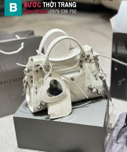 Balenciaga Mini City – Phiên bản đen bạc cá tính, da bò cao cấp P290 Balenciaga Mini City là biểu tượng của phong cách thành thị hiện đại, kết hợp chất liệu da bò cao cấp với hiệu ứng nhăn tự nhiên tạo nên vẻ đẹp cá tính và sang trọng. Phiên bản màu đen kết hợp kim loại bạc càng làm nổi bật tinh thần đặc trưng của dòng City huyền thoại. Dù mang tên “Mini”, chiếc túi có khả năng chứa đồ ấn tượng: ví, khăn giấy lớn, phấn, son, chìa khóa xe hay pin sạc dự phòng đều được sắp xếp gọn gàng. Thiết kế linh hoạt cho phép bạn đeo chéo, đeo vai hoặc xách tay, mỗi cách đều toát lên vẻ thời thượng riêng. Với kích thước 25 cm, Mini City vừa nhỏ gọn vừa giàu công năng – một lựa chọn lý tưởng cho những ai yêu phong cách thời trang mạnh mẽ, tinh tế và dễ phối đồ.