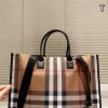 Túi xách Burberry tote màu nâu size 41 cm chuẩn form