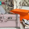 Túi xách đeo chéo HM kelly màu hồng nhạt size 22x13 cm phiên bản da bê Swift với khóa bạc tinh tế