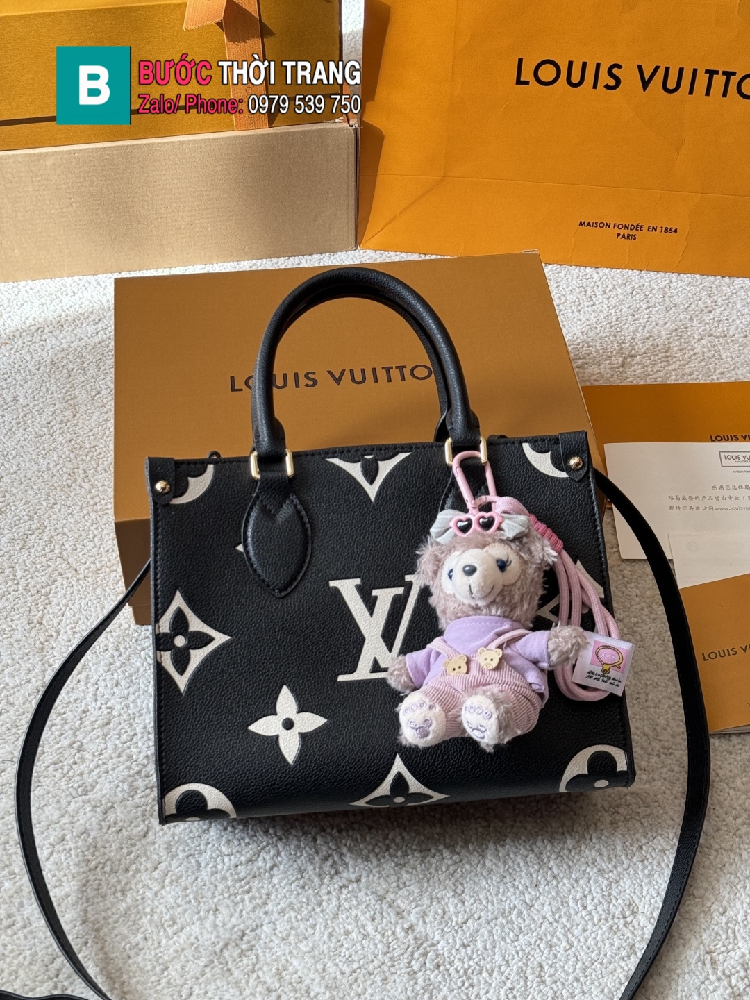 Túi xách LV onthego màu đen size 25 cm kèm gấu bông xinh xắn