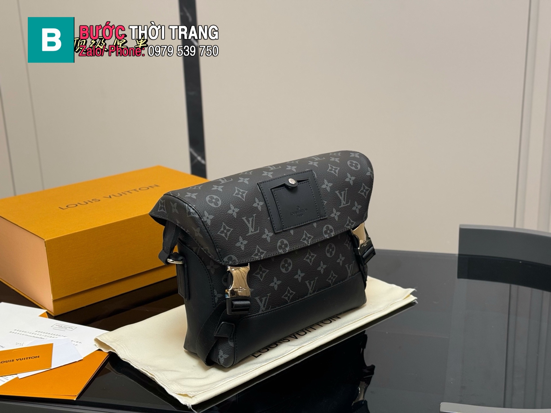 Túi xách nam LV VOYAGER màu ghi đen size 28x25 cm