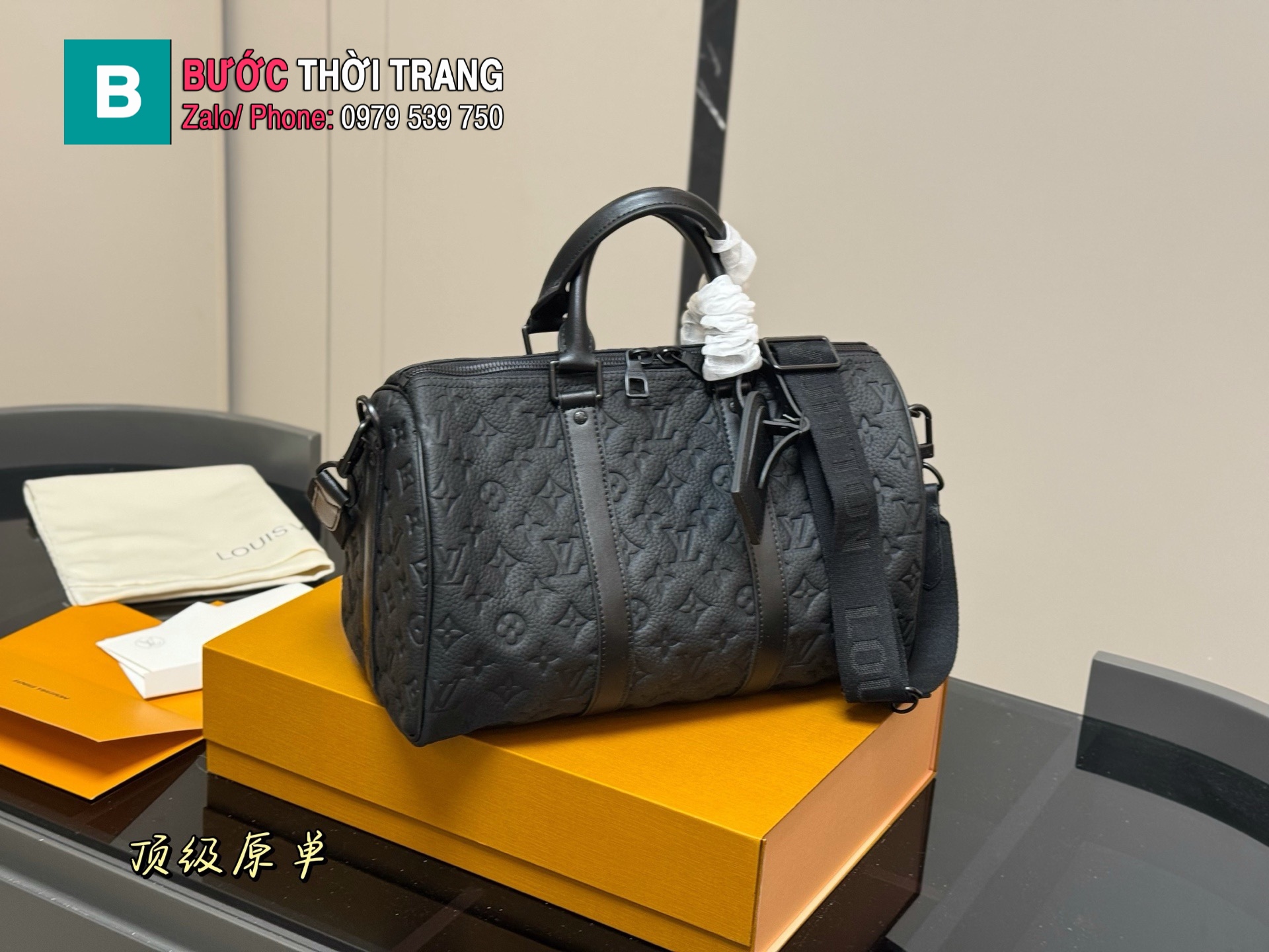 Túi xách nam LV keepall màu đen da bò mềm mịn size 35x22 cm