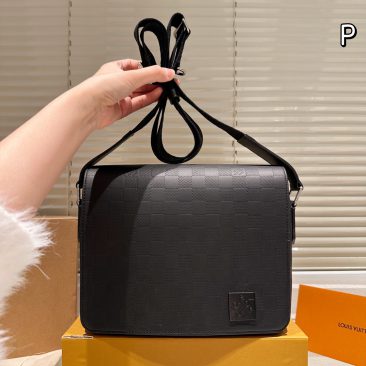 Túi xách nam LV màu đen size 25x21 cm dây đeo chéo cực đẹp bền bỉ