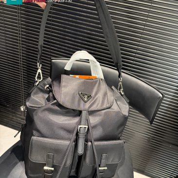 Ba lô PRADA màu đen size 29x30 cm chất liệu vải dù nhập khẩu bền bỉ logo nổi bật